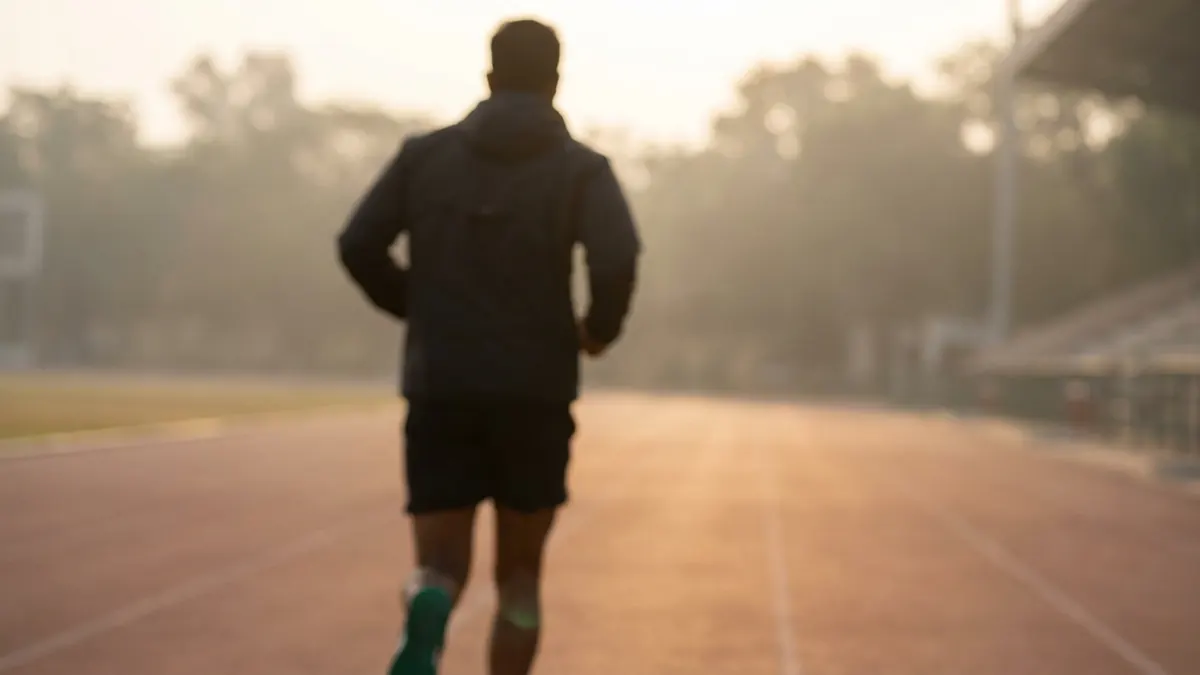 Futó ember stadion futópályán, VO2max állóképesség becslése Cooper-teszttel